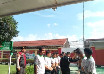 Sat Samapta Polres Pematangsiantar kawal persidangan para tahanan, di Pengadilan Negeri Kota Pematangsiantar, pada Rabu (02/10/2024).