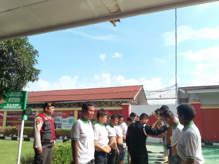 Sat Samapta Polres Pematangsiantar kawal persidangan para tahanan, di Pengadilan Negeri Kota Pematangsiantar, pada Rabu (02/10/2024).