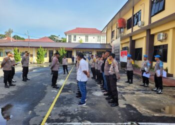 Personil Polres Pematangsiantar memberikan pengamanan kampanye tatap muka calon Wali Kota dan Wakil Wali Kota, pada Rabu (09/10/2024), di jalan Kartini, Kelurahan Banjar, Kecamatan Siantar Barat, Kota Pematangsiantar.