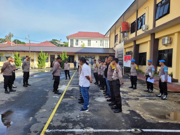 Personil Polres Pematangsiantar memberikan pengamanan kampanye tatap muka calon Wali Kota dan Wakil Wali Kota, pada Rabu (09/10/2024), di jalan Kartini, Kelurahan Banjar, Kecamatan Siantar Barat, Kota Pematangsiantar.