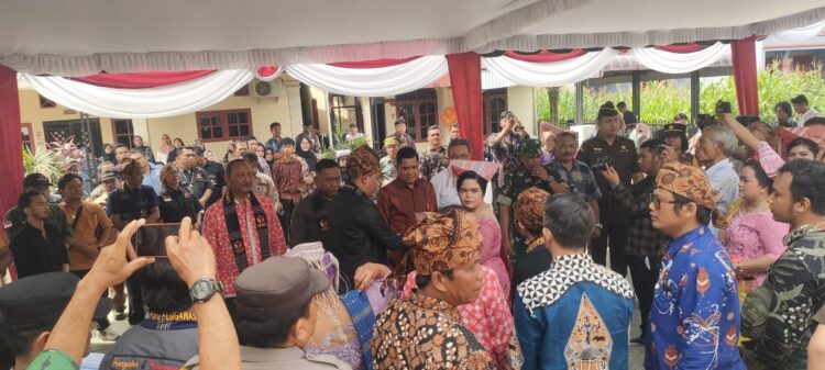 Kasat Binmas, AKP Jahrona Sinaga, SH, menghadiri launching Kampung Pengawasan Partisipatif Kota Pematangsiantar, di Jl. Dalil Tani Ujung, Kelurahan Tomuan, Kecamatan Siantar Timur, pada  Kamis (24/10/2024) pagi, sekira pukul 09.30 WIB.