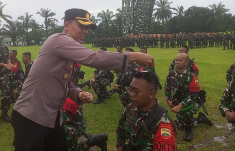 Kapolres Simalungun diwakili Kapolsek Tanah Jawa, Kompol Asmon Bufitra, SH, MH, menghadiri acara penyambutan Satuan Tugas Pengamanan Perbatasan RI-PNG Batalyon Infanteri 122/Tombak Sakti Tahun 2024.