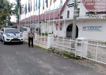 Personil Sat Lantas Polres Pematangsiantar melaksanakan patroli ke Kantor Komisi Pemilihan Umum (KPU), pada hari Minggu (06/10/2024), pukul 09.00 WIB, di Kantor KPU, Jln. Porsea, Kelurahan Teladan, Kecamatan Siantar Barat.