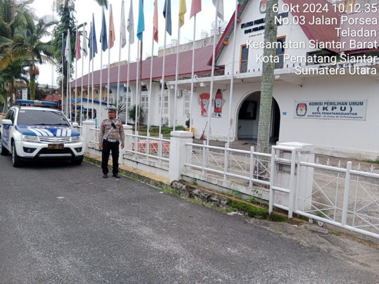 Personil Sat Lantas Polres Pematangsiantar melaksanakan patroli ke Kantor Komisi Pemilihan Umum (KPU), pada hari Minggu (06/10/2024), pukul 09.00 WIB, di Kantor KPU, Jln. Porsea, Kelurahan Teladan, Kecamatan Siantar Barat.