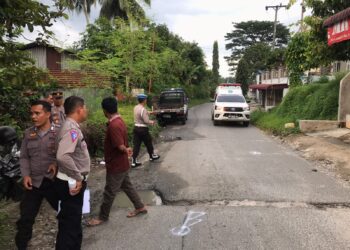 Unit Gakkum Satuan Lalulintas (Sat Lantas) Polres Pematangsiantar cek lokasi tabrakan, di Jalan Darusalam, Kelurahan Pondok Sayur, Kecamatan Siantar Martoba, Kota Pematangsiantar, tepatnya di depan toko Gogo, pada Minggu (6/10/2024) sore, sekitar pukul 17.45 WIB.