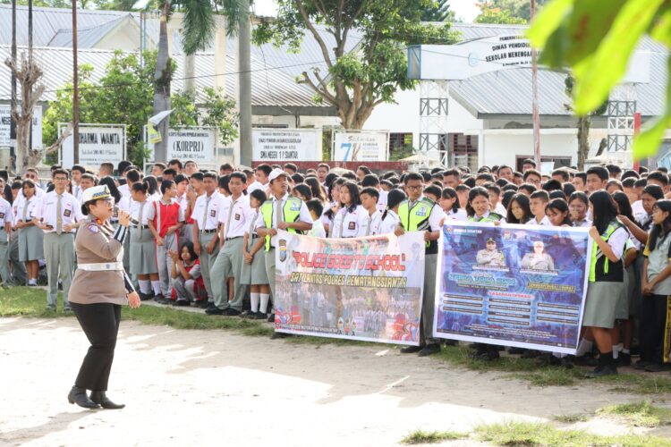 Kasat Lantas Polres Pematangsiantar, AKP Gabriellah A. Gultom, SIK, MH, melaksanakan kegiatan preemtif rangkaian Ops Zebra Toba 2024 dengan Police Goes To School ke SMA Negeri 1, Jl. Parsoburan, Kelurahan Sukamakmur, Kecamatan Siantar Marihat, Kota  Pematangsiantar, pada Rabu (16/10/2024), pukul 07.00 WIB.