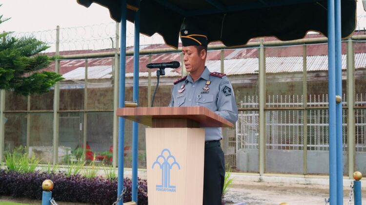 Bertindak sebagai Inspektur Upacara, Kepala Lapas Kelas IIA Pematangsiantar, Sukarno Ali,  yang berlangsung di Lapangan Upacara Lapas Kelas IIA Pematangsiantar, Selasa (1/10/2024).