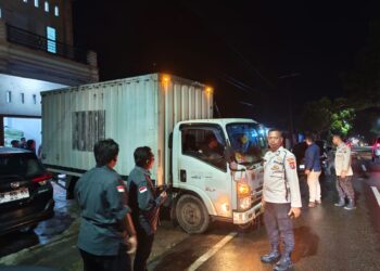 Polres Pematangsiantar melaksanakan pengamanan serah terima kedatangan logistik Pilkada Tahun 2024, di Gudang KPU Kota Pematangsiantar, Jl. Medan Km. 5, Kelurahan  Kebun Sayur, Kecamatan Siantar Martoba, pada Selasa (29/10/2024) malam lalu, pukul 21.00 WIB.