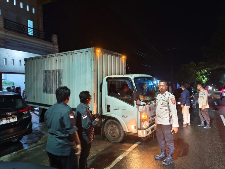 Polres Pematangsiantar melaksanakan pengamanan serah terima kedatangan logistik Pilkada Tahun 2024, di Gudang KPU Kota Pematangsiantar, Jl. Medan Km. 5, Kelurahan  Kebun Sayur, Kecamatan Siantar Martoba, pada Selasa (29/10/2024) malam lalu, pukul 21.00 WIB.