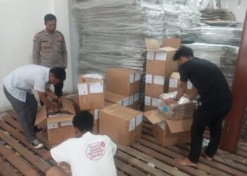 Polres Pematangsiantar melaksanakan pengamanan kedatangan logistik Pilkada Tahun 2024 untuk wilayah Kota Pematangsiantar, di Kantor KPU Pematangsiantar, pada Selasa (15/10/2024), sekira pukul 13.40 WIB.