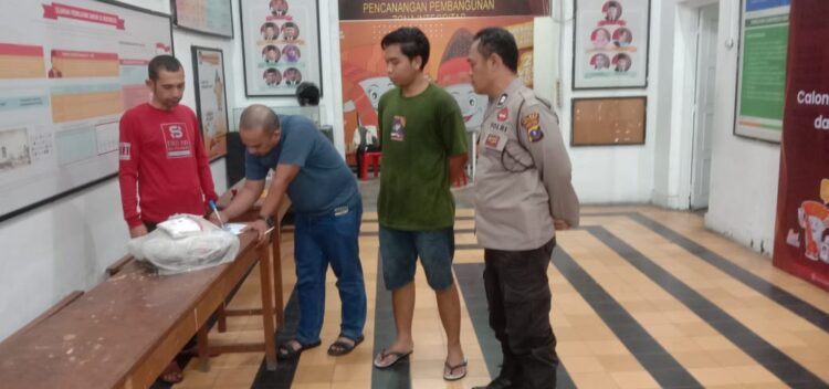 Polres Pematangsiantar melaksanakan pengamanan serahterima logistik Pilkada Tahun 2024, pada Sabtu (19/10/2024) sore lalu, sekira pukul 17.40 WIB, di Kantor KPU Kota Pematangsiantar, Jl. Porsea No.3, Kelurahan Teladan, Kecamatan Siantar Barat.