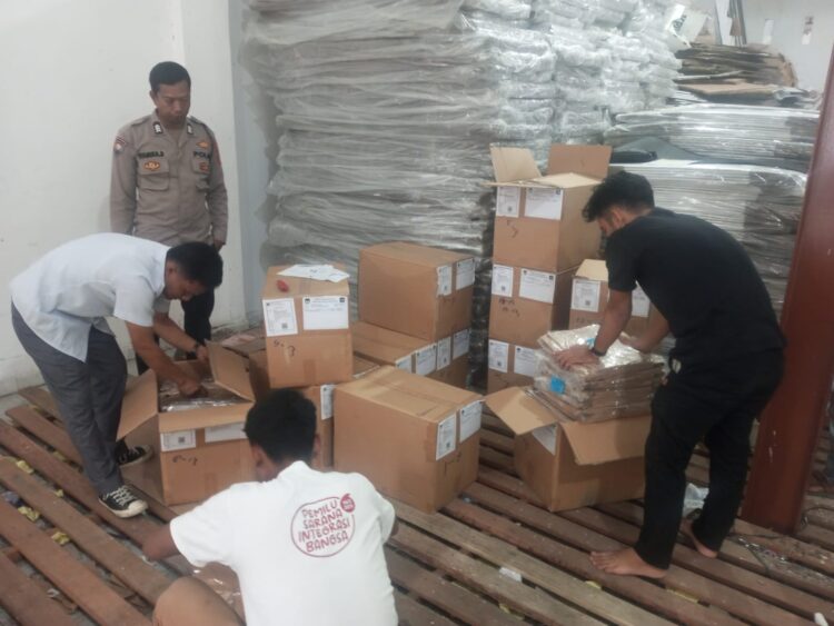 Polres Pematangsiantar melaksanakan pengamanan kedatangan logistik Pilkada Tahun 2024 untuk wilayah Kota Pematangsiantar, di Kantor KPU Pematangsiantar, pada Selasa (15/10/2024), sekira pukul 13.40 WIB.