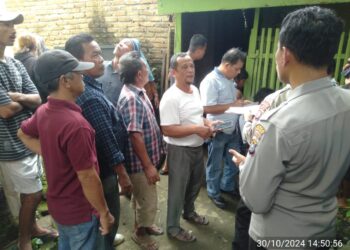 Personil Polseķ Sianțar Martoba cek temuan mayat gantung diri, di Jalan Suka Dame, Kelurahan Pondok Sayur, Kecamatan Siantar Martoba, Kota Pematangsiantar, tepatnya didalam gudang kamar, pada Rabu (30/10/2024) siang, pukul 14.00 WIB.