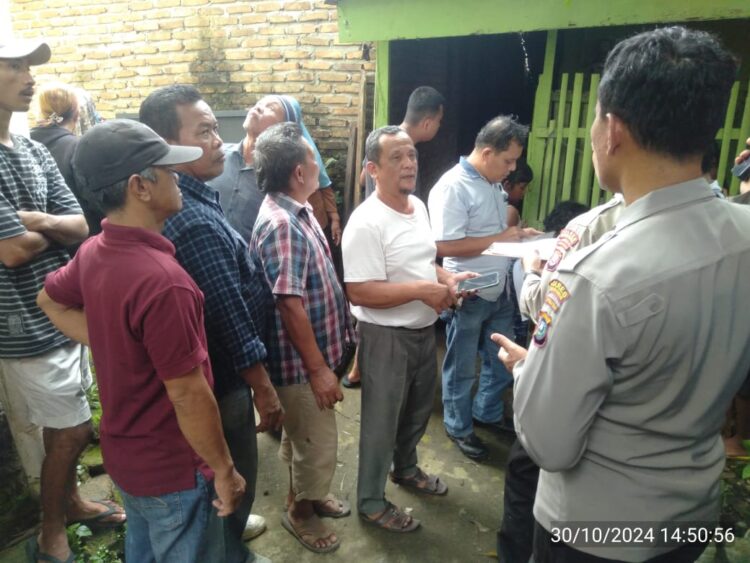 Personil Polseķ Sianțar Martoba cek temuan mayat gantung diri, di Jalan Suka Dame, Kelurahan Pondok Sayur, Kecamatan Siantar Martoba, Kota Pematangsiantar, tepatnya didalam gudang kamar, pada Rabu (30/10/2024) siang, pukul 14.00 WIB.