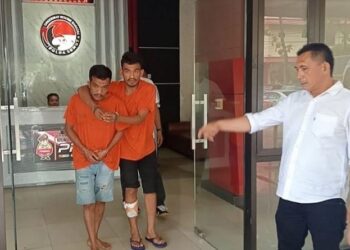 Kedua tersangka bandar narkoba saat digiring ke Ditresnarkoba Polda Sumut. (Dok istimewa)