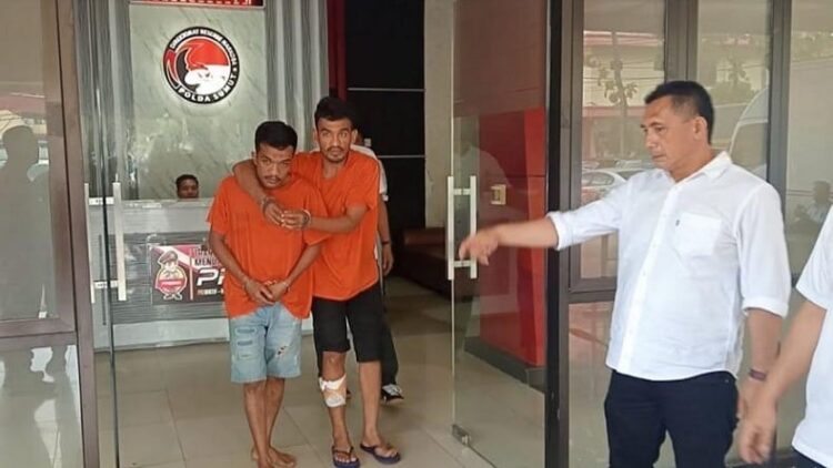 Kedua tersangka bandar narkoba saat digiring ke Ditresnarkoba Polda Sumut. (Dok istimewa)