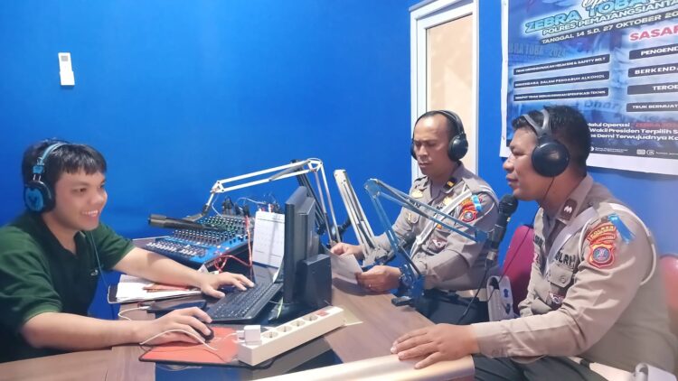 Polres Pematangsiantar melaksanakan Talk Show Radio dalam rangka Operasi Zebra Toba 2024, bertempat di Cash Dangdut FM 88,6 FM, Jl. Maluku Atas, kelurahan Bukit Sofa, Kecamatan Siantar Sitalasari, pada Kamis (17/10/2024) pagi, pukul 10.00 WIB.