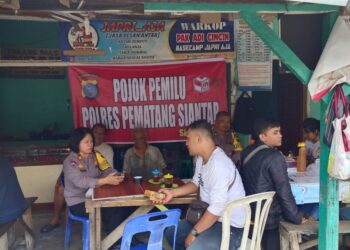 Kasat Binmas Polres Siantar, AKP Jahrona Sinaga SH, pimpin pelaksanaan Pojok Pemilihan umum (Pemilu) kepada warga Jalan WR. Supratman Pematangsiantar, pada Rabu (09/10/2024), sekitar pukul 13.30 WIB.