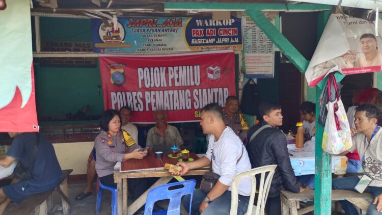 Kasat Binmas Polres Siantar, AKP Jahrona Sinaga SH, pimpin pelaksanaan Pojok Pemilihan umum (Pemilu) kepada warga Jalan WR. Supratman Pematangsiantar, pada Rabu (09/10/2024), sekitar pukul 13.30 WIB.