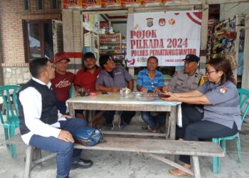 Bhabinkamtibmas Polseķ Sianțar Marihat, AIPDA Adilman Manalu, melaksanakan Pojok Pemilihan Kepala Daerah (Pilkada) tahun 2024, di Warung Kopi Pak Riccan Siringoringo, Jalan Durian, Kelurahan Suka Maju, Kecamatan Siantar Marihat, Kota Pematangsiantar, pada Selasa (29/10/2024) pagi, sekira pukul 09.30 WIB.