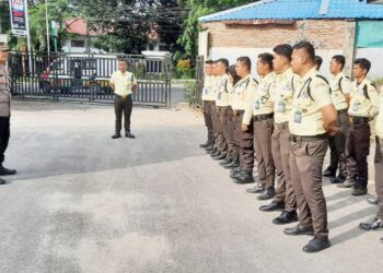 Sat Binmas Polres Pematangsianțar melalui Kanit Babhinkamtibmas, IPDA Darwin Siregar, SH dan Ps. Kanit Binpolmas, Aiptu Sahyadi Damanik, melaksanakan sambang kepada para Satpam RSUD dr Djasamen Saragih, di Jln. Sutomo, Kelurahan Simalungun, Kecamatan Siantar Selatan, Kota Pematangsiantar, pada Kamis (24/10/2024) pagi, pukul 08.00 WIB.