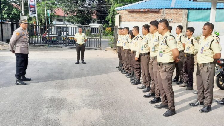 Sat Binmas Polres Pematangsianțar melalui Kanit Babhinkamtibmas, IPDA Darwin Siregar, SH dan Ps. Kanit Binpolmas, Aiptu Sahyadi Damanik, melaksanakan sambang kepada para Satpam RSUD dr Djasamen Saragih, di Jln. Sutomo, Kelurahan Simalungun, Kecamatan Siantar Selatan, Kota Pematangsiantar, pada Kamis (24/10/2024) pagi, pukul 08.00 WIB.