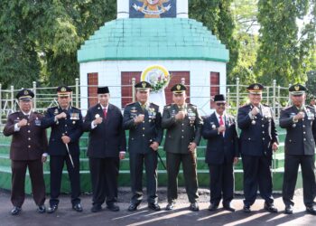 Kapolres Pematangsiantar, AKBP Yogen Heroes Baruno, S.H, S.I.K, hadiri Upacara Ziarah Nasional, peringatan Hari TNI Ke-79 di TMP Nagur, di Jln. Sangnawaluh, Kelurahan Pahlawan, Kecamatan Siantar Timur, Kota Pematangsiantar, Rabu (04/10/2024).