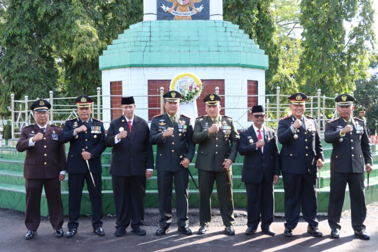 Kapolres Pematangsiantar, AKBP Yogen Heroes Baruno, S.H, S.I.K, hadiri Upacara Ziarah Nasional, peringatan Hari TNI Ke-79 di TMP Nagur, di Jln. Sangnawaluh, Kelurahan Pahlawan, Kecamatan Siantar Timur, Kota Pematangsiantar, Rabu (04/10/2024).