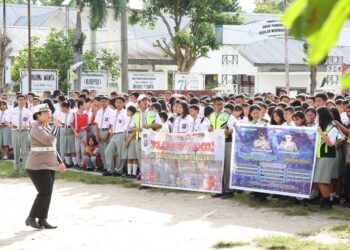 Kasat Lantas Polres Pematangsiantar, AKP Gabriellah A. Gultom, SIK, MH, melaksanakan kegiatan preemtif rangkaian Ops Zebra Toba 2024 dengan Police Goes To School ke SMA Negeri 1, Jl. Parsoburan, Kelurahan Sukamakmur, Kecamatan Siantar Marihat, Kota  Pematangsiantar, pada Rabu (16/10/2024), pukul 07.00 WIB.