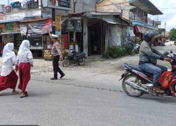 Pada sekitar pukul 12.45 WIB, saat jam pulang sekolah, personel lalu lintas dari Polsek Tanah Jawa melaksanakan kegiatan pengamanan (PAM) dan pengaturan lalu lintas (Gatur Lalin), di Simpang Tangsi, Nagori Balimbingan, Kecamatan Tanah Jawa, Kabupaten Simalungun.