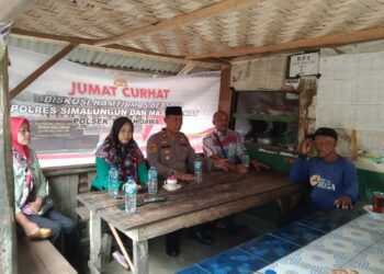 Polsek Tanah Jawa, menggelar Jumat Curhat, di Warung Kopi milik Ibu Rita, berlokasi di Huta I Karang Tengah, Nagori Bah Jambi II, Kecamatan Tanah Jawa, pada Jumat (22/11/2024).