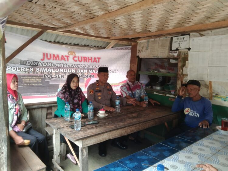 Polsek Tanah Jawa, menggelar Jumat Curhat, di Warung Kopi milik Ibu Rita, berlokasi di Huta I Karang Tengah, Nagori Bah Jambi II, Kecamatan Tanah Jawa, pada Jumat (22/11/2024).