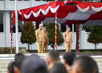 Bupati Humbahas, Dosmar Banjarnahor, S.E, pimpin apel gabungan ASN di lingkungan Pemkab Humbahas, Senin (11/11/2024), di halaman Kantor Bupati Humbahas, Bukit Inspirasi Doloksanggul.