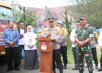 Kapolres Simalungun, AKBP Choky Sentosa Meliala, S.I.K., S.H., M.H, menghadiri pendistribusian logistik Pilkada tahun 2024 dari Gudang Komisi Pemilihan Umum (KPU) Kabupaten Simalungun menuju Kecamatan se-Kabupaten Simalungun.