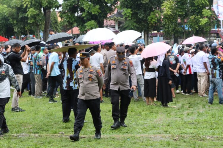 Ratusan personel Polres Pematangsiantar amankan kampanye terbuka pasangan calon Wali Kota dan Wakil Wali Kota Nomor Urut 01, pada Minggu (17/11/2024), sekira pukul 13.00 WIB, di Lapangan Haji Adam Malik Pematangsiantar.