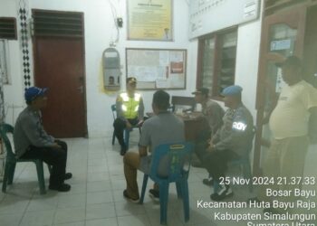 Polsek Tanah Jawa melakukan pengecekan dan kontrol terhadap kotak suara yang disimpan, di Balai Harungguan Kantor Kecamatan Huta Bayu Raja.