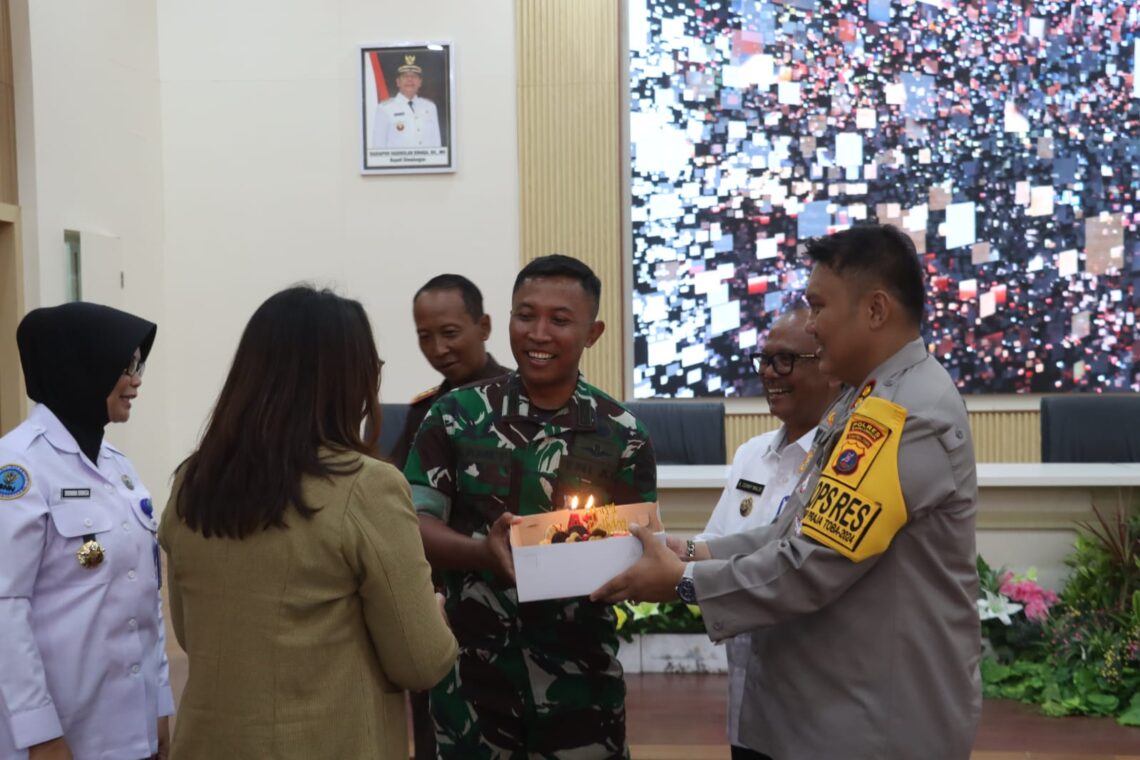 Kapolres Simalungun, AKBP Choky Sentosa Meliala, S.I.K., S.H., M.H., yang memberikan kejutan ulang tahun kepada Dandim 0207/SML, Letkol Inf. Slamet Faojan, M.Han, yang saat itu berusia 42 tahun.