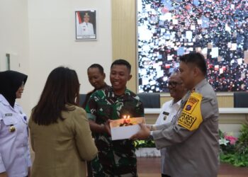 Kapolres Simalungun, AKBP Choky Sentosa Meliala, S.I.K., S.H., M.H., yang memberikan kejutan ulang tahun kepada Dandim 0207/SML, Letkol Inf. Slamet Faojan, M.Han, yang saat itu berusia 42 tahun.