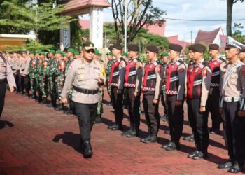 Kapolres Simalungun, AKBP Choky Sentosa Meliala, S.I.K., S.H., M.H, pimpin apel gelar pasukan Operasi Kepolisian Kewilayahan "Aquabike Toba-2024" dalam rangka pengamanan Event Internasional Aquabike World Championship 2024, di Lapangan Upacara Mako Polres Simalungun, pada Senin (11/11/2024).