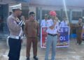 Sat Lantas Polres Simalungun edukasi disiplin berlalu lintas saat upacara bendera, di SMK Negeri 1 Siantar, pada Senin (18/11/2024).