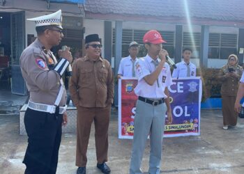 Sat Lantas Polres Simalungun edukasi disiplin berlalu lintas saat upacara bendera, di SMK Negeri 1 Siantar, pada Senin (18/11/2024).