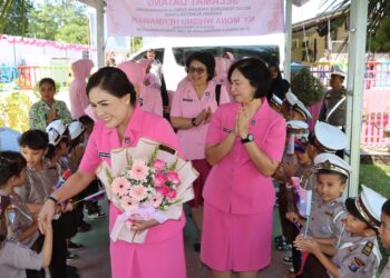 Ketua Bhayangkari Cabang Kota Pematangsianțar, Ny. Sandra Yogen bersama pengurus menerima kunjungan kerja (Kunker) Ketua Bhayangkari Daerah Sumatera Utara (Sumut), Ny. Mona Whisnu Hermawan.