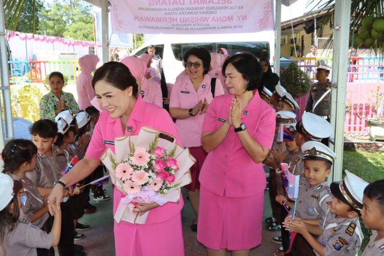 Ketua Bhayangkari Cabang Kota Pematangsianțar, Ny. Sandra Yogen bersama pengurus menerima kunjungan kerja (Kunker) Ketua Bhayangkari Daerah Sumatera Utara (Sumut), Ny. Mona Whisnu Hermawan.