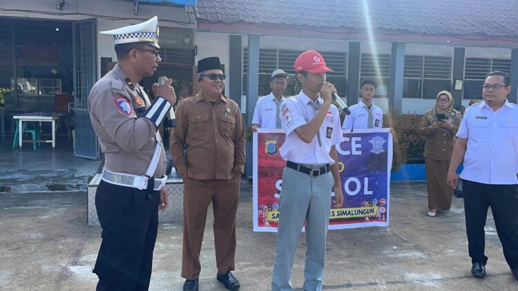 Sat Lantas Polres Simalungun edukasi disiplin berlalu lintas saat upacara bendera, di SMK Negeri 1 Siantar, pada Senin (18/11/2024).