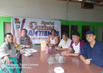 Bhabinkamtibmas Polsek Siantar Timur melaksanakan cooling system, pasca Pilkada 2024, Jumat (29/11/2024), sekitar pukul 11.30 WIB, di Warung Kopi M. Perangin – angin.