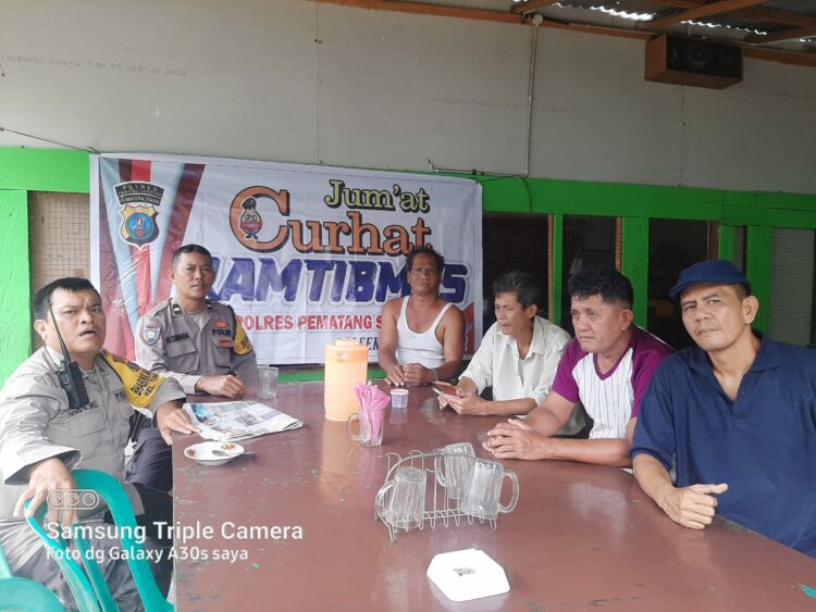 Bhabinkamtibmas Polsek Siantar Timur melaksanakan cooling system, pasca Pilkada 2024, Jumat (29/11/2024), sekitar pukul 11.30 WIB, di Warung Kopi M. Perangin – angin.