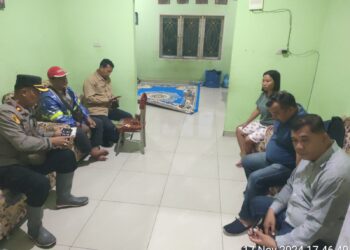 Kapolsek Tanah Jawa, Kompol Asmon Bufitra SH, MH, bersama anggotanya, merespons insiden pelemparan telur busuk, tomat, dan kotoran babi yang terjadi di rumah Kepala Desa Bosar Nauli, Happi Sidauruk.