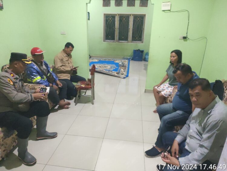 Kapolsek Tanah Jawa, Kompol Asmon Bufitra SH, MH, bersama anggotanya, merespons insiden pelemparan telur busuk, tomat, dan kotoran babi yang terjadi di rumah Kepala Desa Bosar Nauli, Happi Sidauruk.