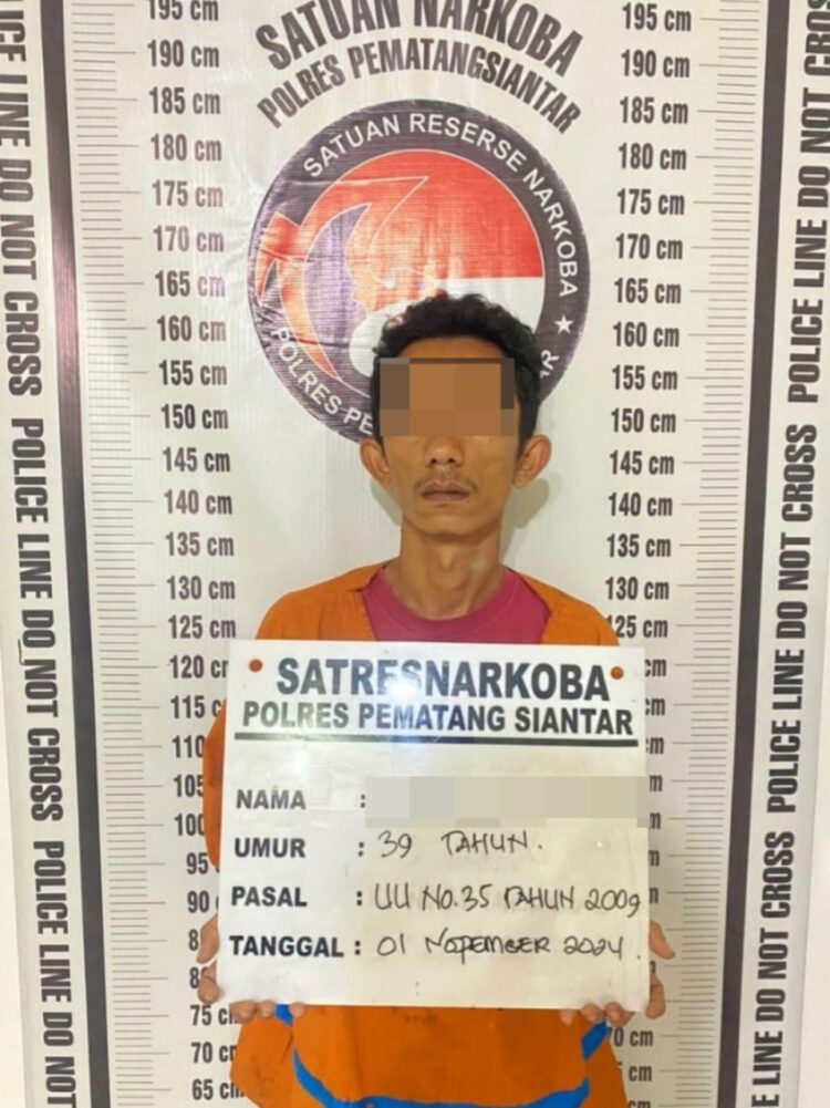 Foto pelaku yang diamankan Tim Opsnal Sat Resnarkoba Polres Pematangsiantar.