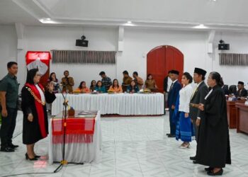 Ketua Pengadilan Negeri (PN) Tarutung, Marta Napitupulu MH, melantik Pimpinan DPRD Kabupaten Humbahas, masa jabatan 2024-2029, dalam rapat paripurna DPRD Humbahas, Selasa (12/11/2024).